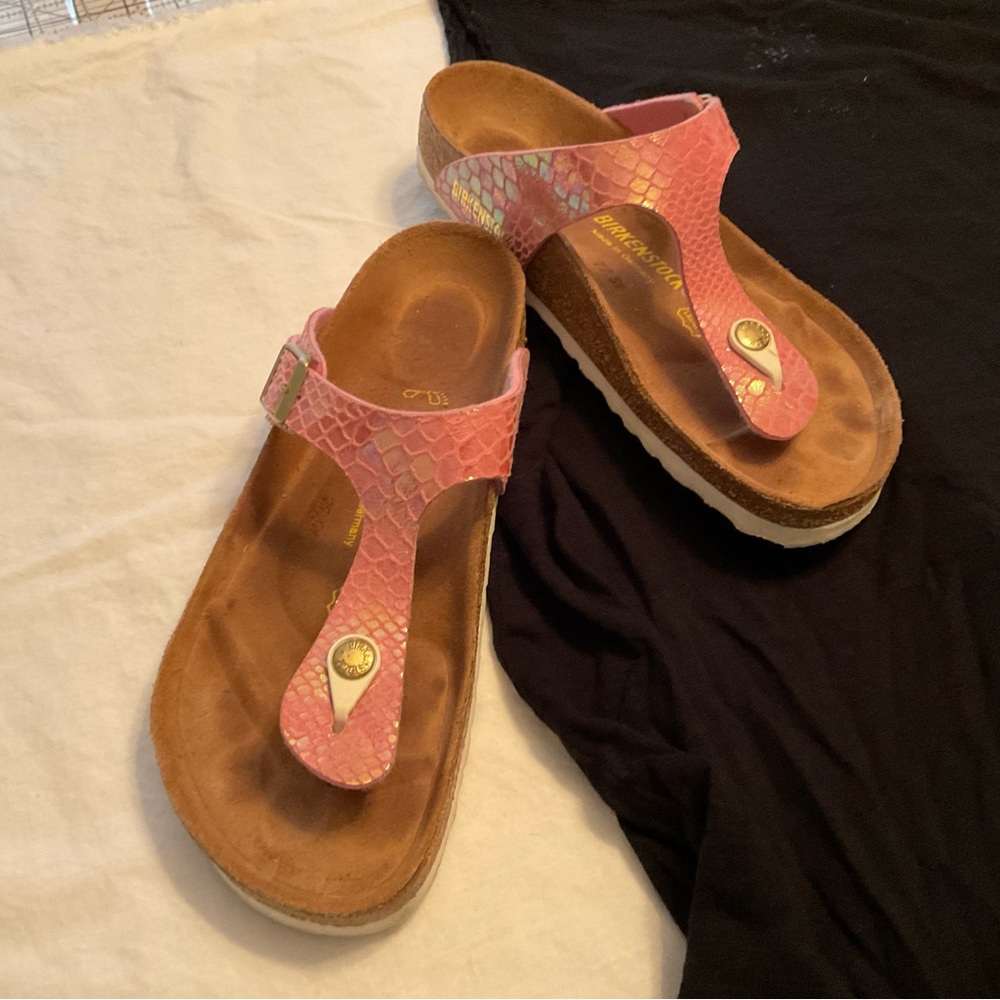 Birkenstock Gizeh sandals in stamped snakeskin metallic pink